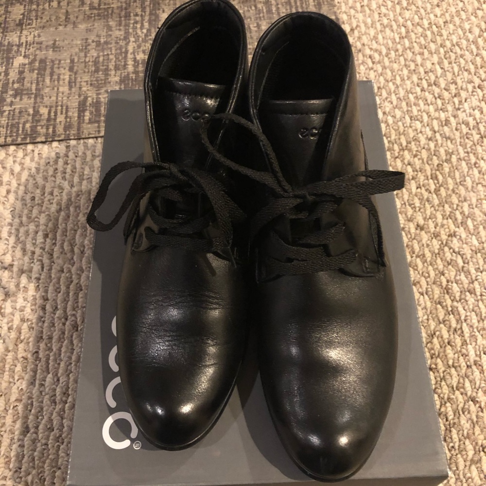 Ecco short black booties